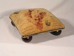 Grapes: F2 Footstool